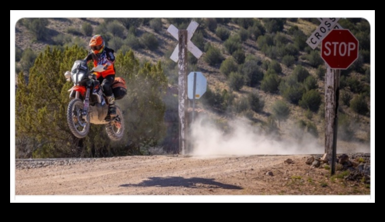 المغامرة في انتظارك: إثارة الطرق الوعرة على الدراجات النارية ذات الرياضة المزدوجة