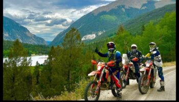 المغامرة في انتظارك: إثارة الطرق الوعرة على الدراجات النارية ذات الرياضة المزدوجة