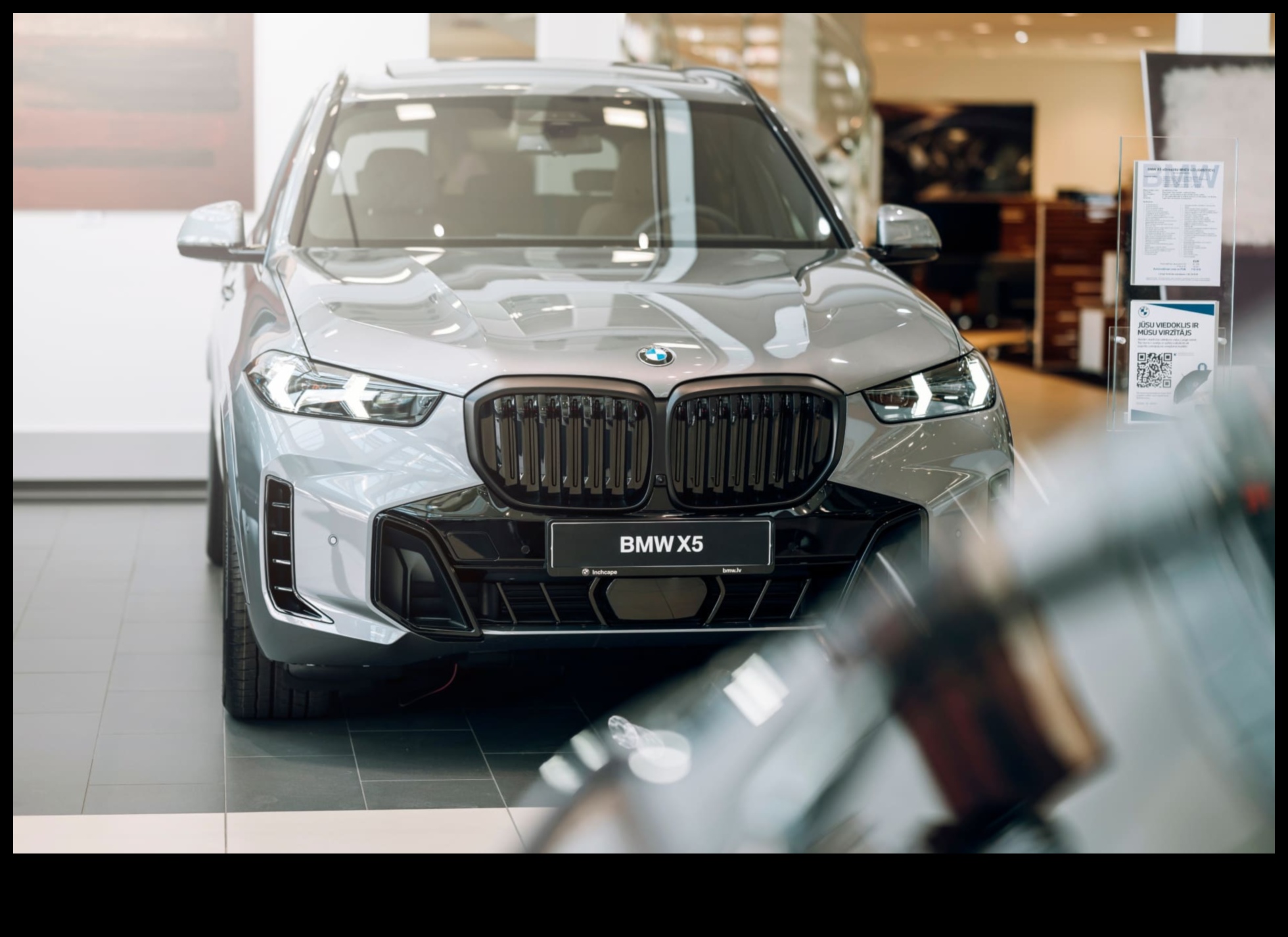 ثورة التكنولوجيا: الميزات المتطورة للسيارات الفاخرة الحديثة