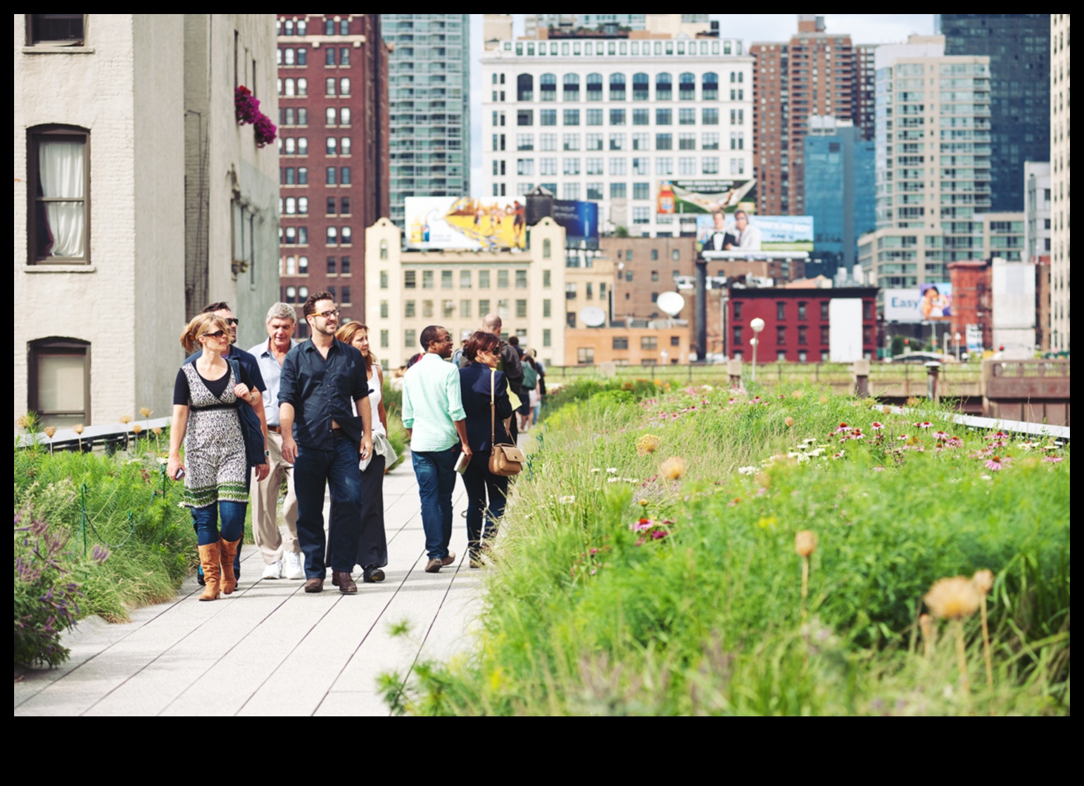 رحلة حضرية: التنقل في شوارع المدينة في جولات المشي المصحوبة بمرشدين