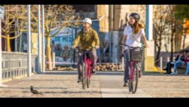 زيارة حضرية اكتشف شوارع البلدة من طوال الطريق رحلة إرشادية 3 رحلة حضرية: التنقل في شوارع المدينة في جولات المشي المصحوبة بمرشدين