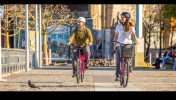 رحلة حضرية: التنقل في شوارع المدينة في جولات المشي المصحوبة بمرشدين