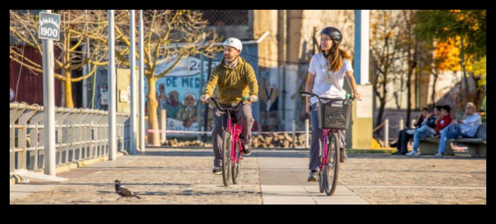 رحلة حضرية: التنقل في شوارع المدينة في جولات المشي المصحوبة بمرشدين