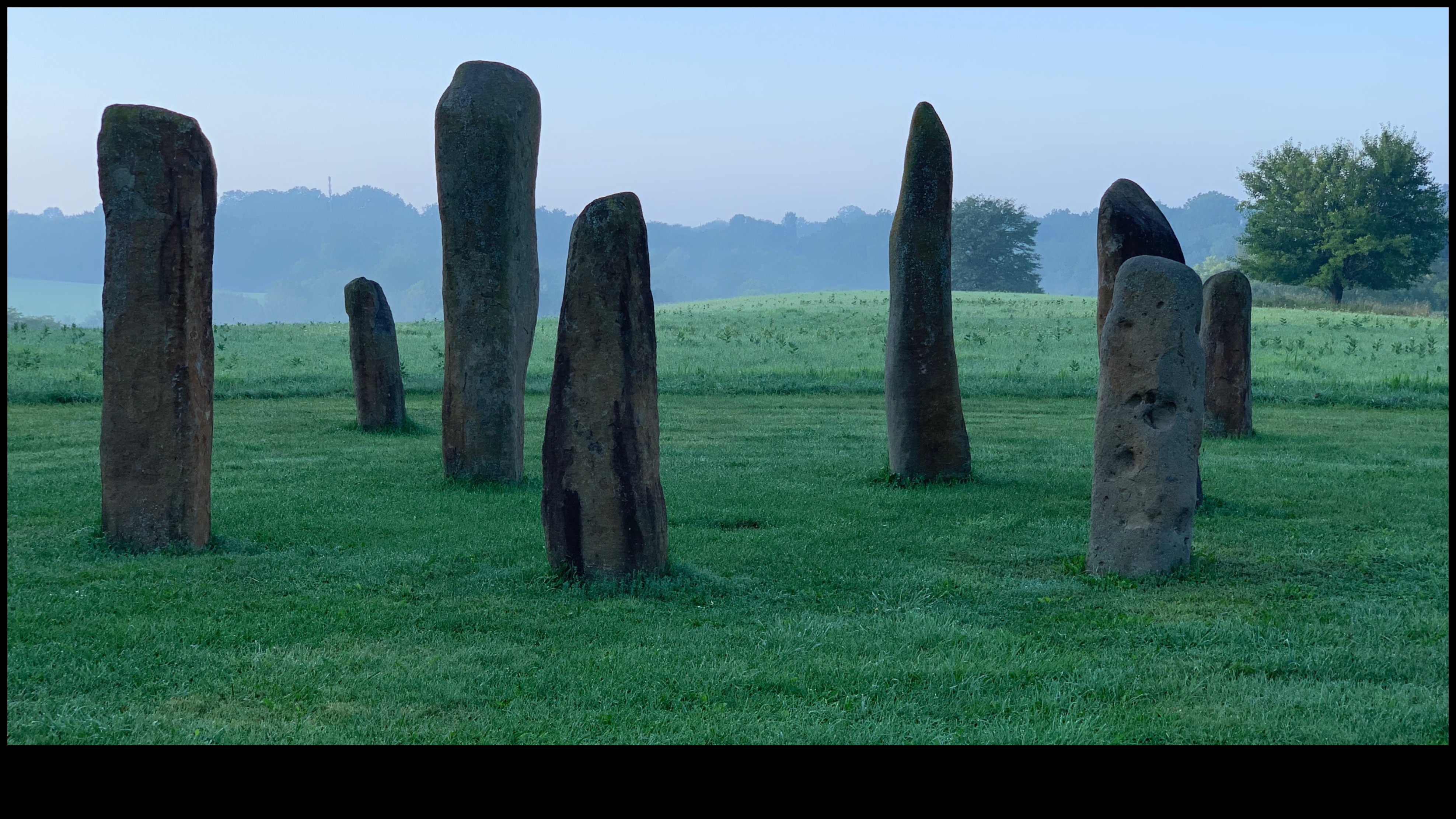 الحجارة الروحية: العناصر المقدسة في الفن الصخري في عصور ما قبل التاريخ