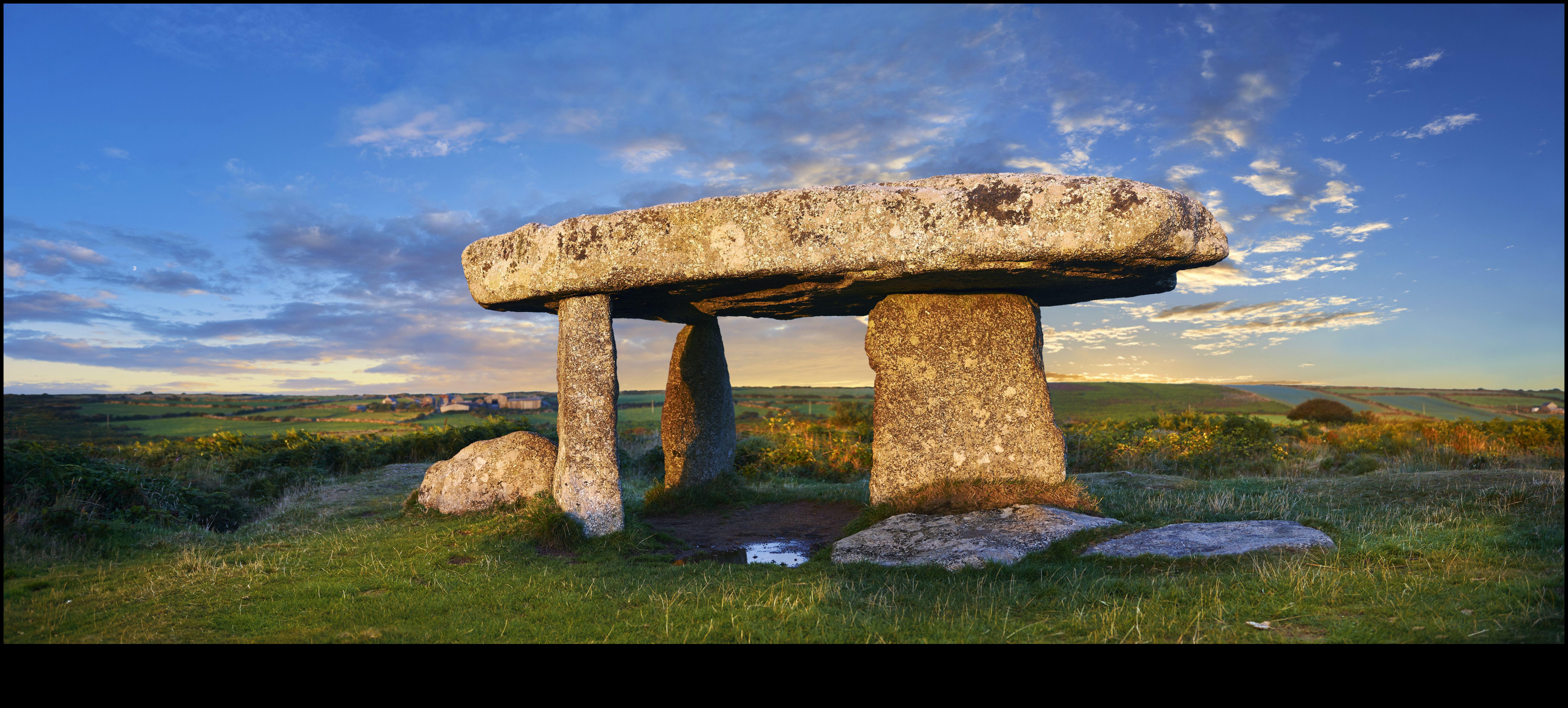 الحجارة الروحية: العناصر المقدسة في الفن الصخري في عصور ما قبل التاريخ