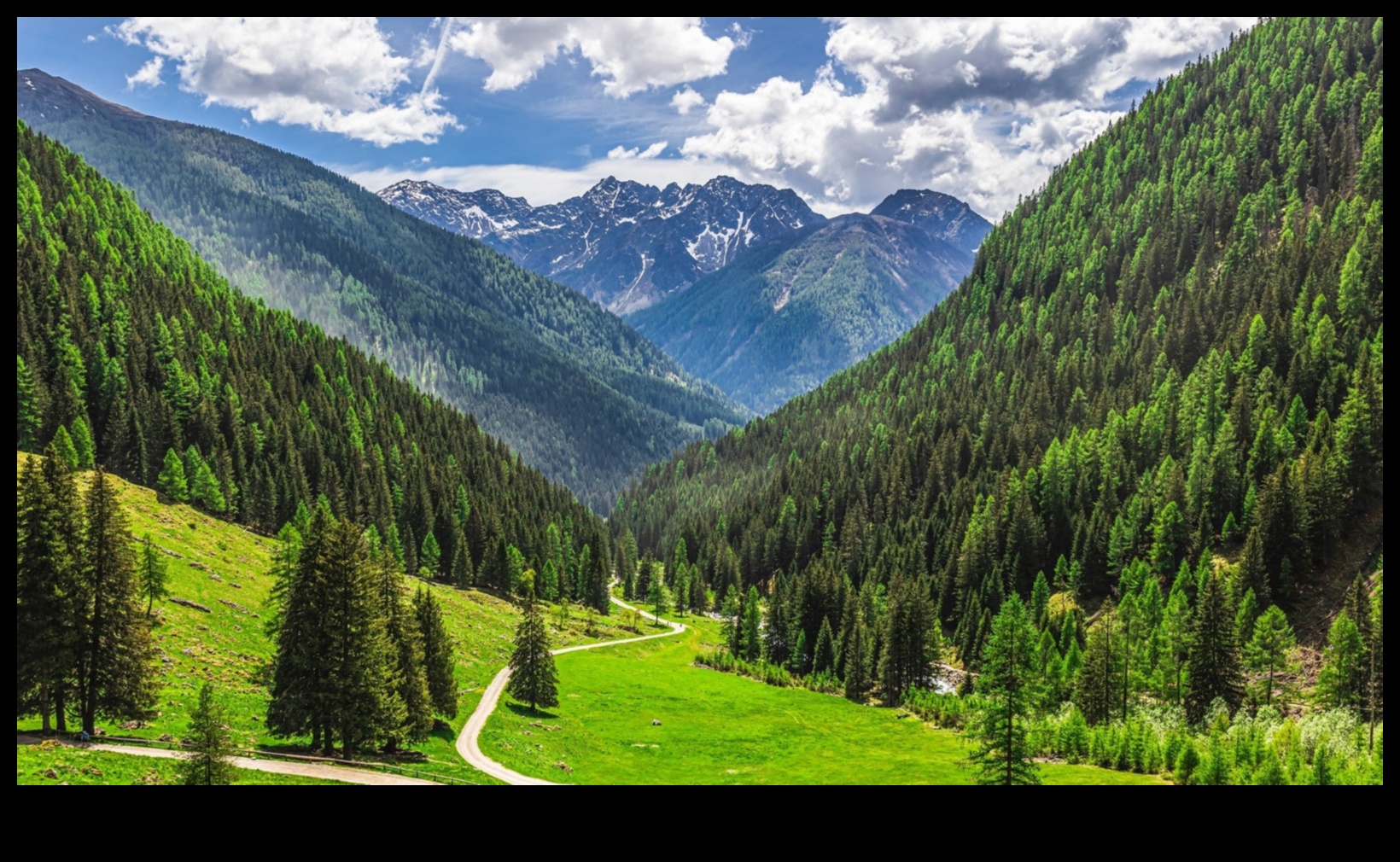 سيمفونية من المعالم السياحية: الشعر البصري في المناظر الطبيعية الآسرة والخالدة