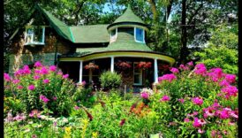 سحر جذاب: صياغة الجمال الخالد في حدائق الكوخ