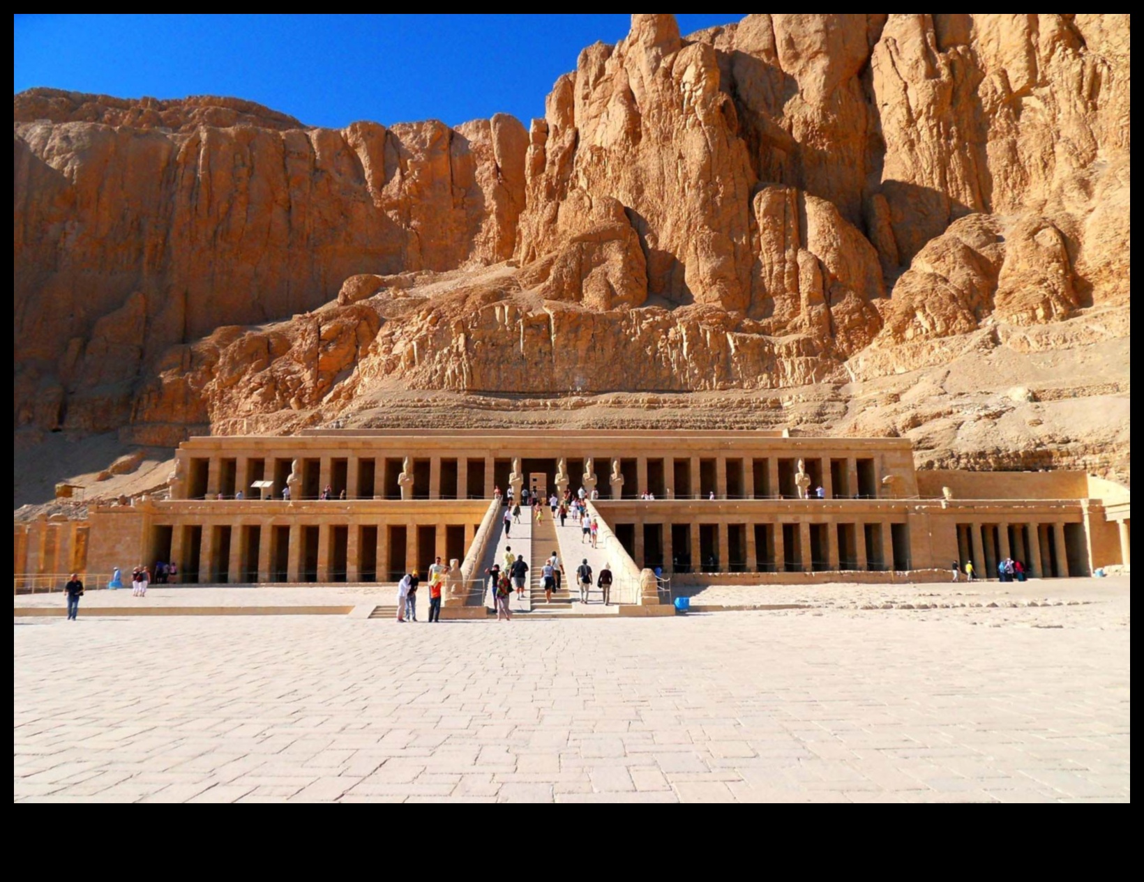 معابد طيبة: العجائب المعمارية في الفن المصري