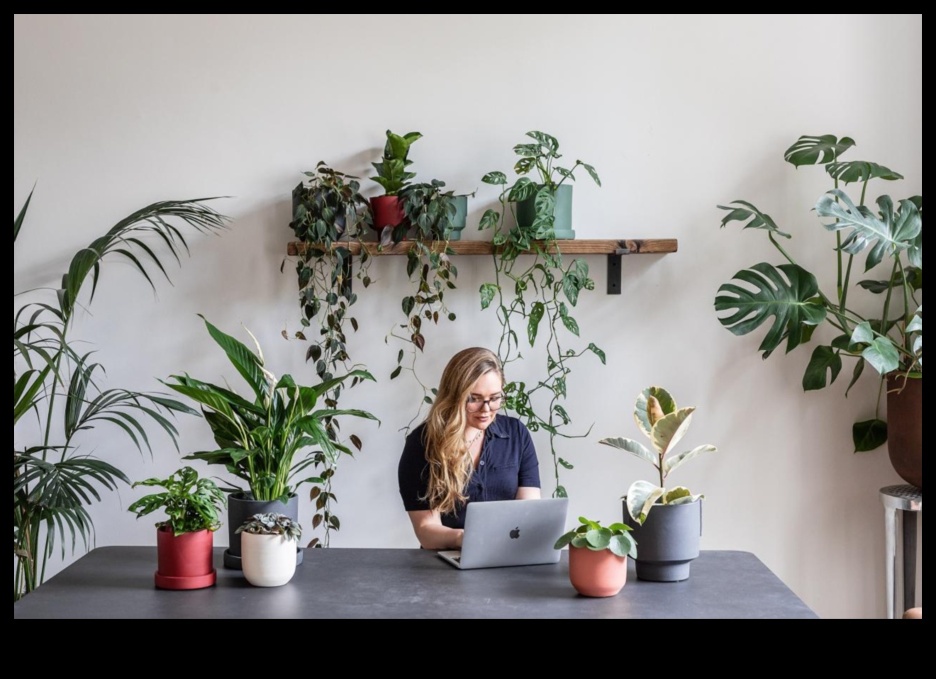 أزهار منحوتة: غرس الفن في المساحات الخارجية