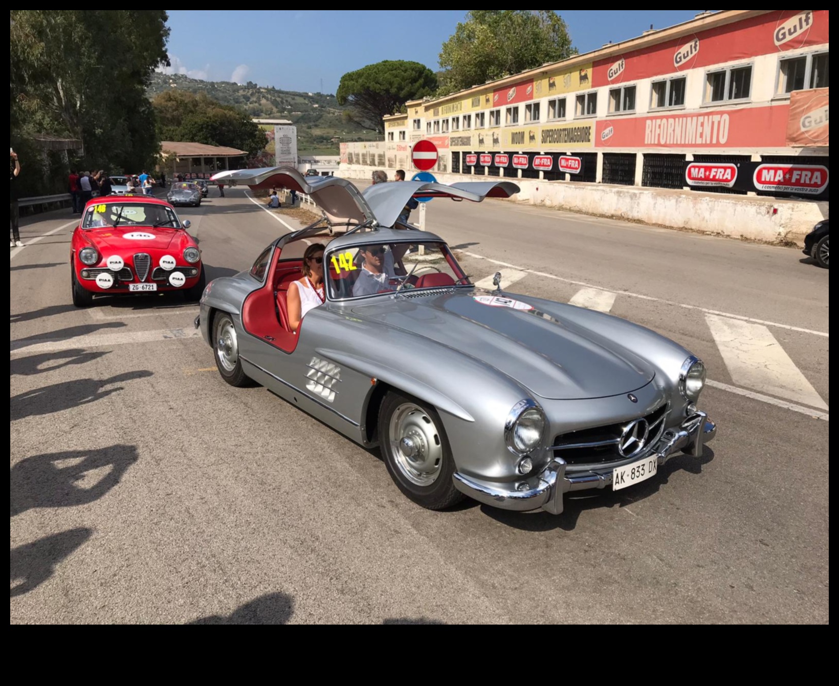 يقودها الحنين إلى الماضي: المركبات القديمة وفن السفر عبر الزمن